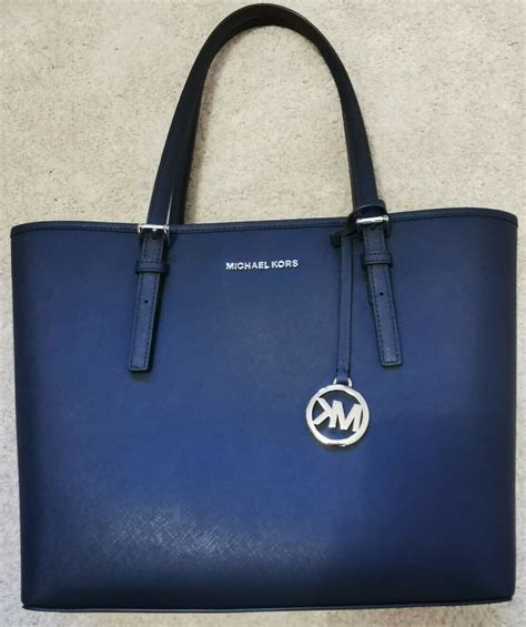 Bolsas michael kors azul marino .